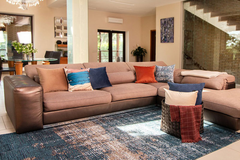 Модный ковер в гостиной